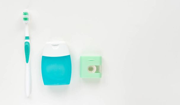 Zahnbürsten und Hygieneartikel auf weißem Hintergrund. Ansicht von oben. - Foto, Bild