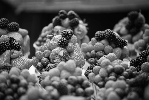 νωπά μούρα κοντά - φράουλες, βατόμουρα, κόκκινα μούρα, βατόμουρο, μαύρα μούρα  - Φωτογραφία, εικόνα