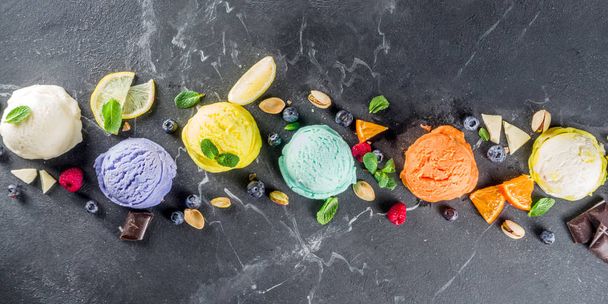 Helado pastel colorido con conos de gofre
 - Foto, Imagen