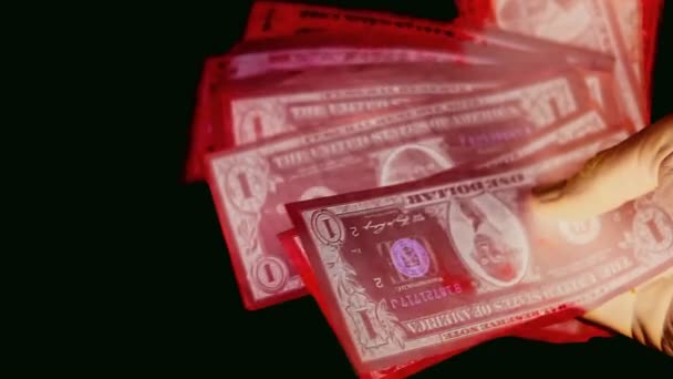 Αμερικανικό Δολάριο, χάρτινο χρήμα σε παλάμη, μαύρη επιφάνεια, φόντο. - Πλάνα, βίντεο