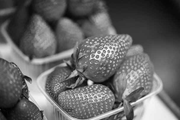 świeże truskawki zamykają rynek owoców w Pradze - Zdjęcie, obraz