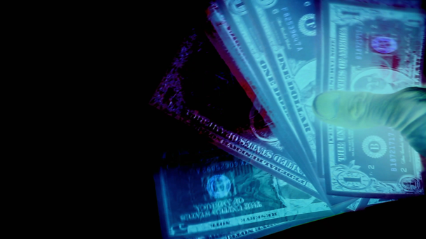 Αμερικανικό Δολάριο, χάρτινο χρήμα σε παλάμη, μαύρη επιφάνεια, φόντο. - Πλάνα, βίντεο