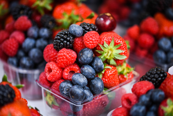 bayas frescas de cerca - fresas, arándanos, bayas rojas, frambuesas, bayas negras
  - Foto, imagen