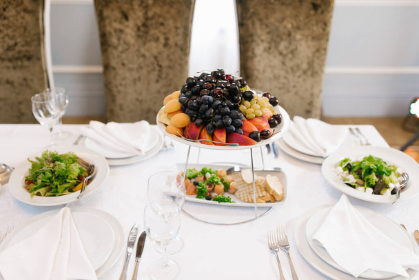 Platos con fruta fresca en una mesa de banquete
 - Foto, imagen