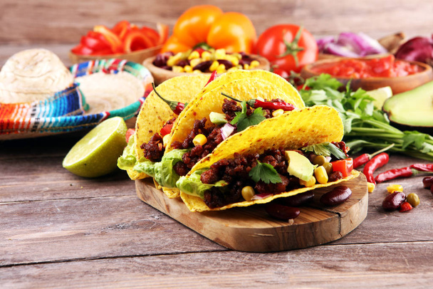mexikanische Tacos mit Rindfleisch, Tomaten, Avocado, Chili und Zwiebeln. h - Foto, Bild