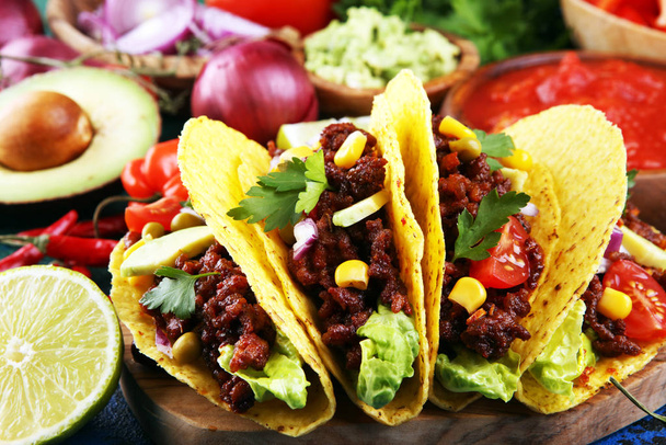 Biftek, domates, avokado, acılı ve soğanlı Meksika tacoları. Merhaba. - Fotoğraf, Görsel