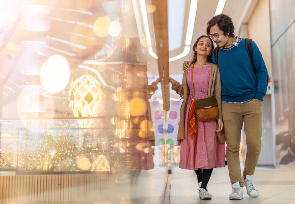 Happy young couple in shopping mall - Φωτογραφία, εικόνα