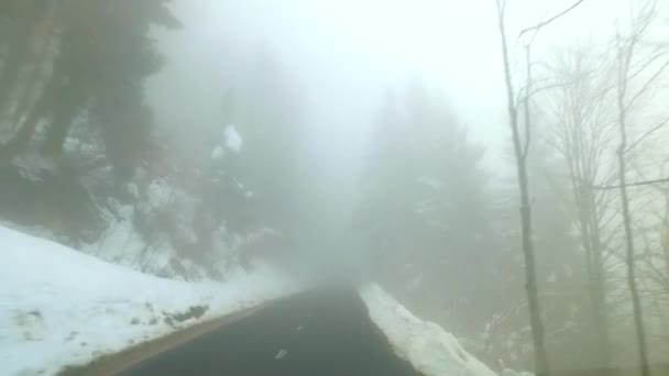 Felmenni a hegyre, ködös időben egy autóval. Stabilizált kamera. - Felvétel, videó