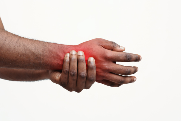 Primer plano del hombre negro que sufre de reumatismo
 - Foto, imagen