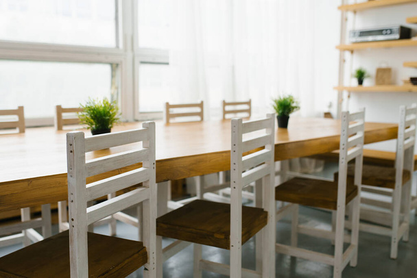 chaises blanches avec un siège brun dans la cuisine ou salle à manger dans
  - Photo, image