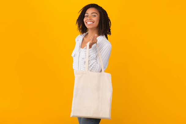 Black woman with blank eco sack for mock up - Zdjęcie, obraz