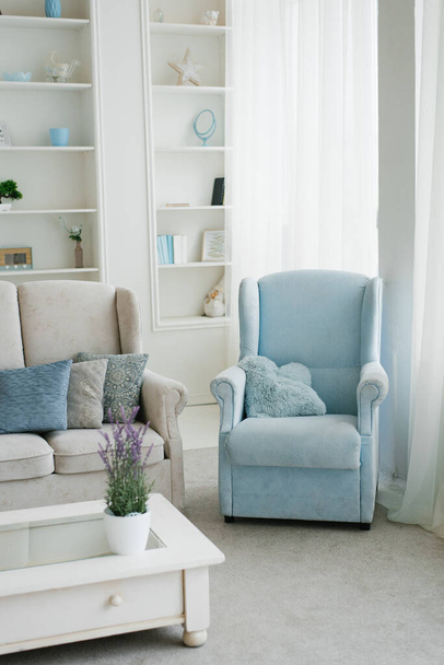Blauwe fauteuil in het interieur van een helder leven - Foto, afbeelding
