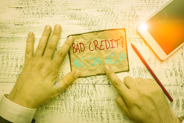 Handschrift Text schreiben schlechte Kreditfrage können wir helfen. konzeptionelle Foto bietet Hilfe nach dem Ausleihen dann abgelehnt Hand halten Notizpapier in der Nähe von Schreibgeräten und modernen Smartphone-Gerät - Foto, Bild
