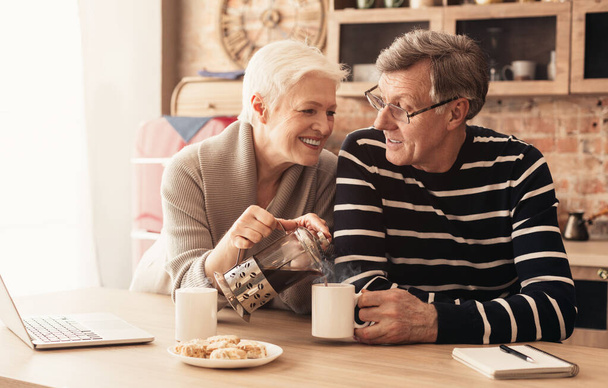 Kochająca para seniorów ciesząca się porankiem w kuchni - Zdjęcie, obraz