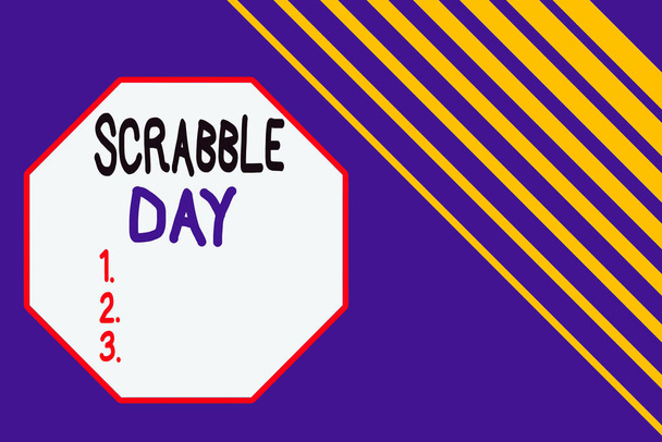 Словесний текст Scrabble Day. Business photo демонструє день, щоб відсвяткувати популярну настільну гру, створену в 1938 році Безшолом'яним прямокутником з діагональними смугами справа. - Фото, зображення