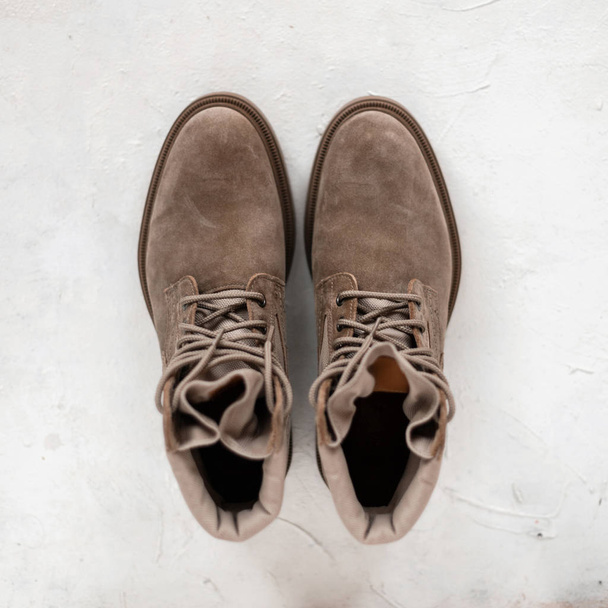 Pohled shora na stylové béžové semiové boty v béžové barvě. Detailní záběr elegantních pánských sezónních bot. Nová kolekce jarních bot. Nenucený styl. - Fotografie, Obrázek