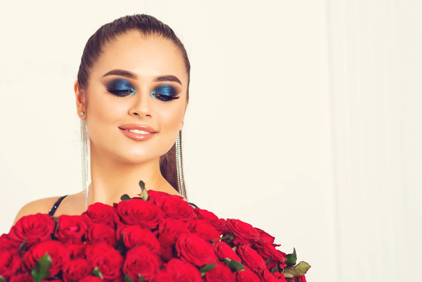 Krásná žena se stylovým make-upem. Valentýn 101 růží pro vás. Móda a krása - Fotografie, Obrázek