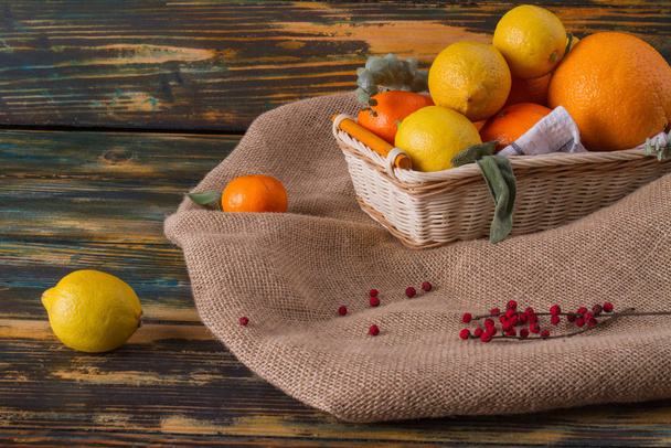 Frutas jugosas en cesta con toalla
. - Foto, imagen