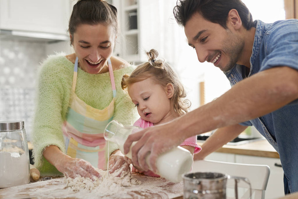 Tochter hilft Eltern beim Kochen - Foto, Bild