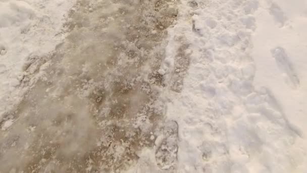Lépések a hideg, nyers hóban. - Felvétel, videó