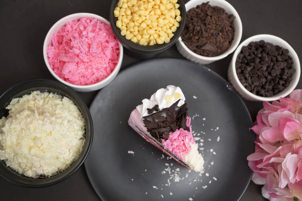 Stück Kuchen, Schokolade und Erdbeerkuchen - Foto, Bild