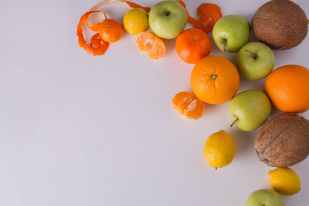 Narancs, felezett mandarin és alma. - Fotó, kép