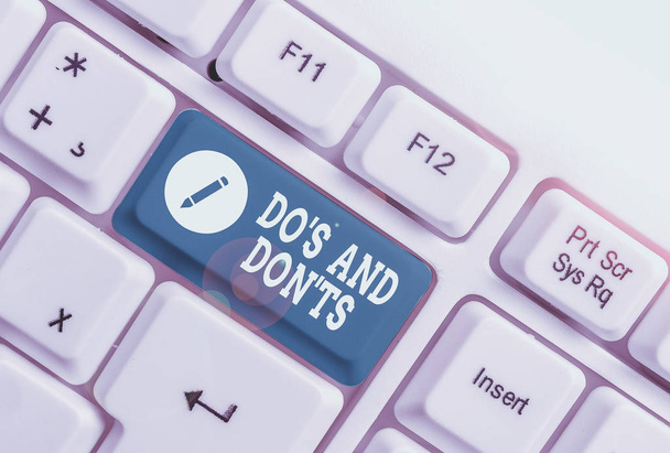 「 Do S 」と「 Don t 」を示す概念的な手書き文字。概念的な意味いくつかの活動や行動に関する規則や習慣白い背景の上にノートPCのキーボード - 写真・画像