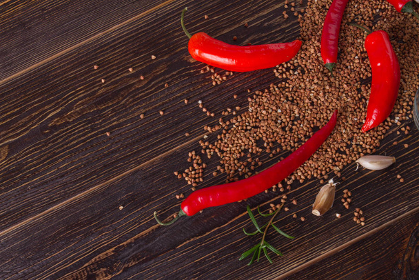 Buckwheat, chili pepper, garlic and rosemary. - Foto, Imagem