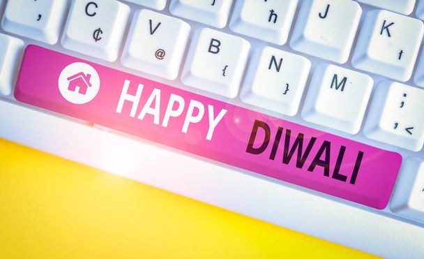 Kirjoitan viestiä Happy Diwalista. Liiketoiminta konsepti festivaali valot että vietetään miljoonia hinduja White PC näppäimistö huomautus paperin yläpuolella valkoinen tausta
 - Valokuva, kuva
