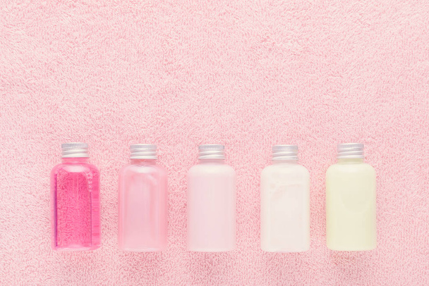 garrafas cosméticas naturais, shampoo, loção, gel de banho e outros produtos, acima
 - Foto, Imagem