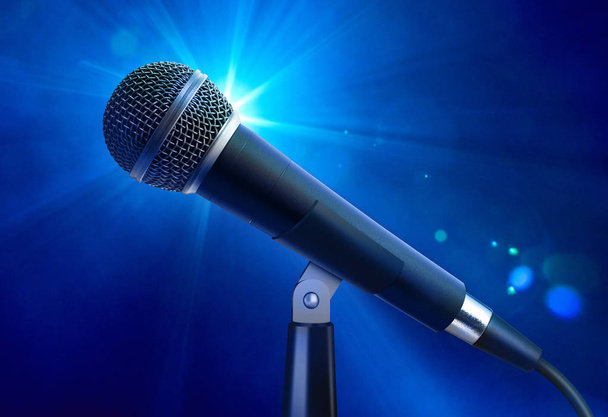 Microfoon op het podium met wazig kleurrijke achtergrond - Foto, afbeelding