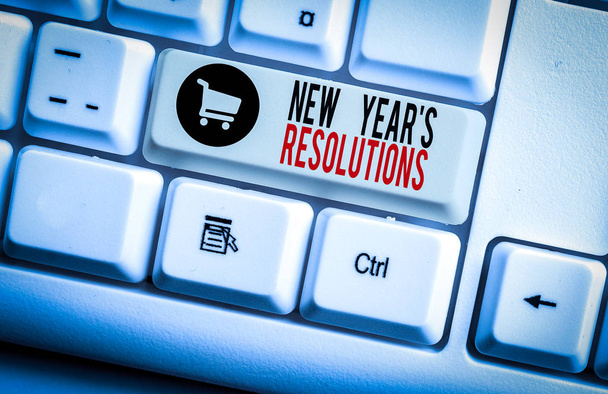 Текст почерка New Year S Resolutions. Список вещей, которые нужно выполнить или улучшить Белая клавиатура ПК с пустой бумагой для заметок над белым фоновым ключом
 - Фото, изображение