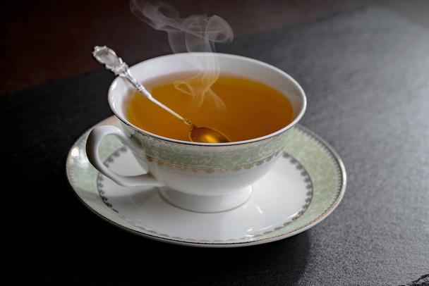 Tè in una tazza su un vecchio sfondo
 - Foto, immagini