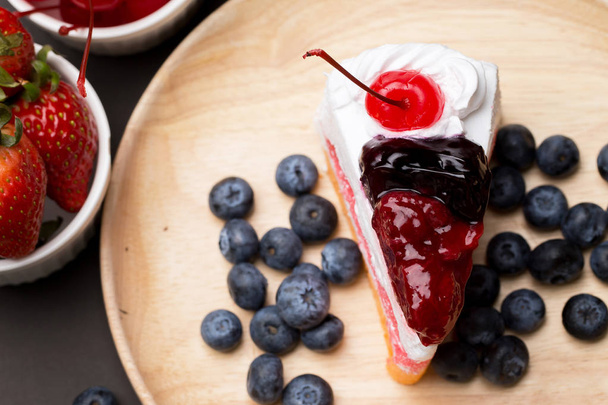 piece of cake and mix berry - Foto, Imagem
