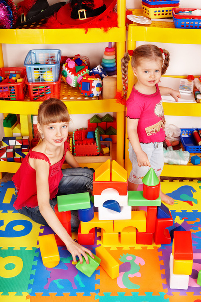 Дитина з головоломкою, блоком і будівельним набором в ігровій кімнаті
. - Фото, зображення