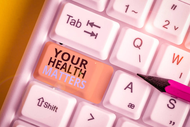 Textschild, das Ihre Gesundheit anzeigt. Business-Fototext gute Gesundheit ist am wichtigsten unter anderem weiße PC-Tastatur mit leerem Notizpapier über weißem Hintergrund Schlüssel Kopierraum - Foto, Bild