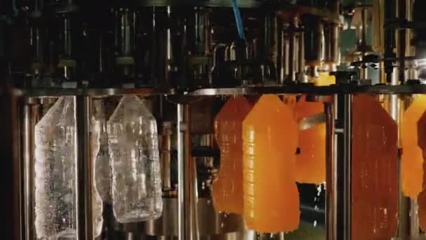 Botellas de esterilización automática y líquido de embotellado en la línea transportadora de la planta
 - Metraje, vídeo