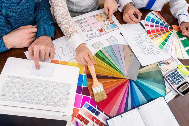 Équipe de concepteurs discutant échantillonneur de couleurs, peinture et rénovation
 - Photo, image