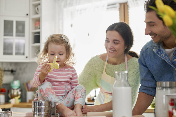Parents and their little girls in the kitchen - 写真・画像