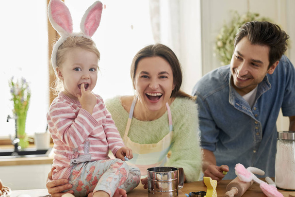Onnellinen perhe hauskaa yhdessä keittiössä
  - Valokuva, kuva