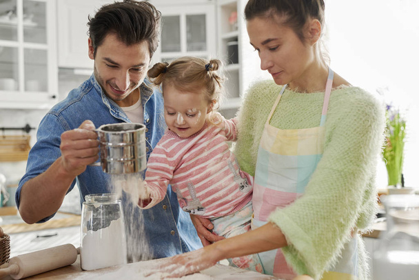 Dochters helpen ouders met bakken  - Foto, afbeelding