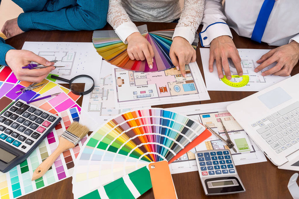 Týmová práce designérů vybírajících barvy pro pokoje v domě - Fotografie, Obrázek