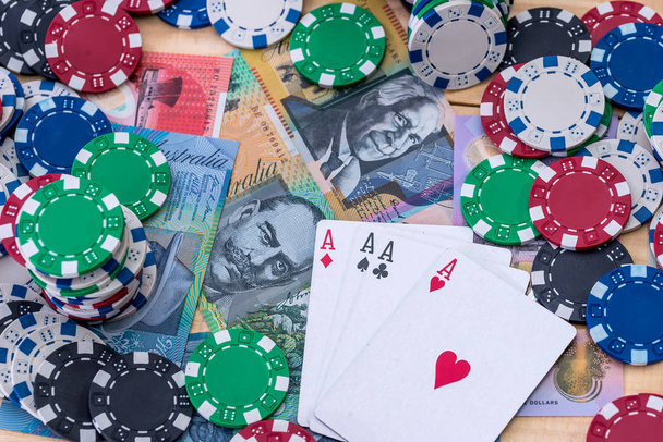 Вид зверху на чіпи казино з чотирма асами та австралійськими доларами
 - Фото, зображення