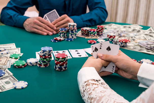 Spieler Hände mit Kartenkombination, Casino, Glücksspiel - Foto, Bild