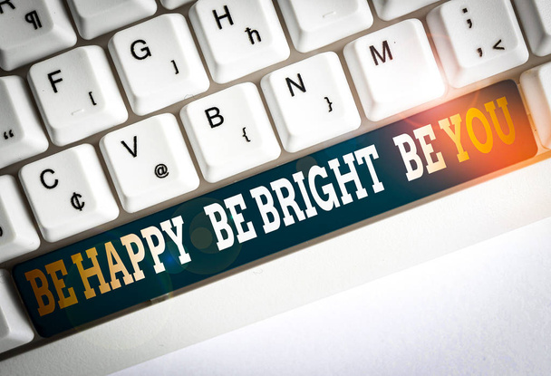 Текстовый знак "Be Happy Be Bright Be You". Самоуверенность хорошее отношение наслаждаться веселый белый ПК клавиатуры с пустой бумагой для заметок над белым фоном ключ копирования пространство
 - Фото, изображение
