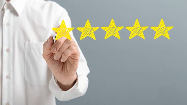 Zákazník dává vynikající hodnocení 5 žlutých hvězdiček - Fotografie, Obrázek