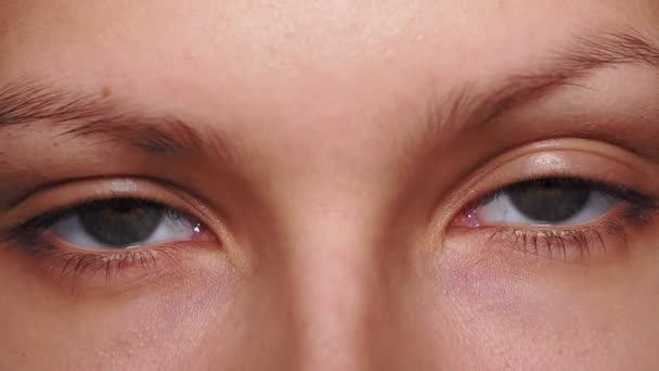 groene ogen van een jong meisje close-up macro. Kijkend naar het cameraportret - Video