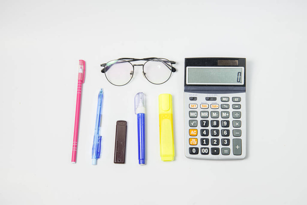 Set kantoorbenodigdheden of studie als Brillegger, pennen en vloeistof op witte ondergrond. - Foto, afbeelding