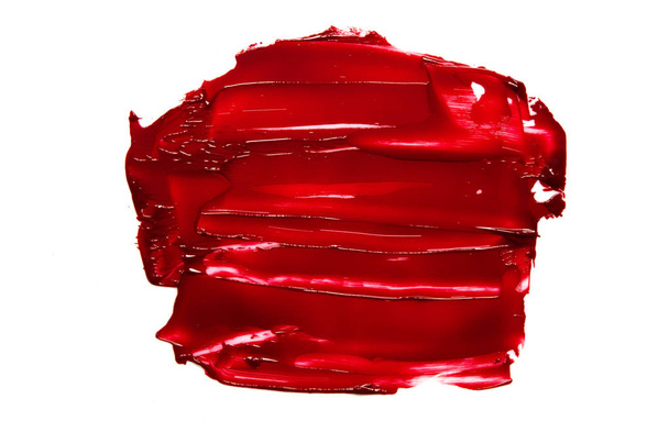 Mancha y textura de lápiz labial rojo o pintura al óleo aislada sobre fondo blanco. - Imagen
 - Foto, Imagen