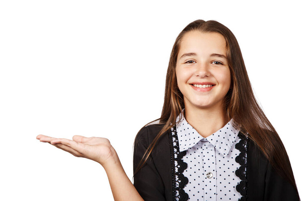 menina adolescente surpreso mostrando um produto
 - Foto, Imagem